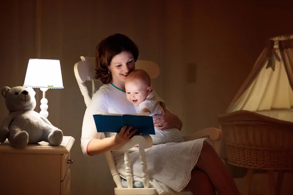 Moeder lezen van een boek tot kleine baby — Stockfoto