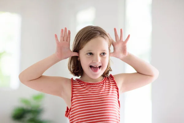Gyermek vicces arc. Gyerek ugratás. Lány nevetve. — Stock Fotó