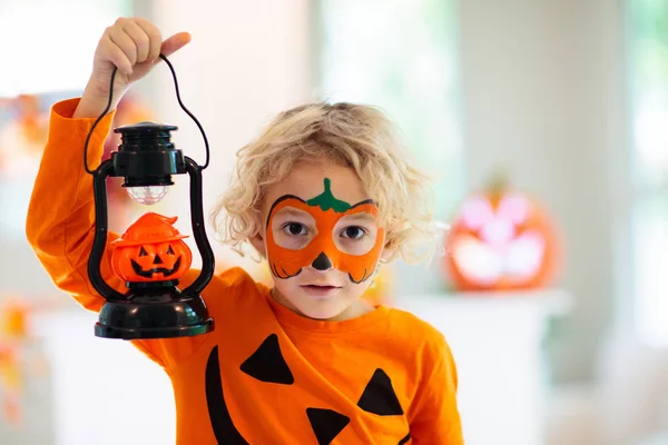 Enfant en costume d'Halloween. Trucs ou gâteries pour enfants . — Photo