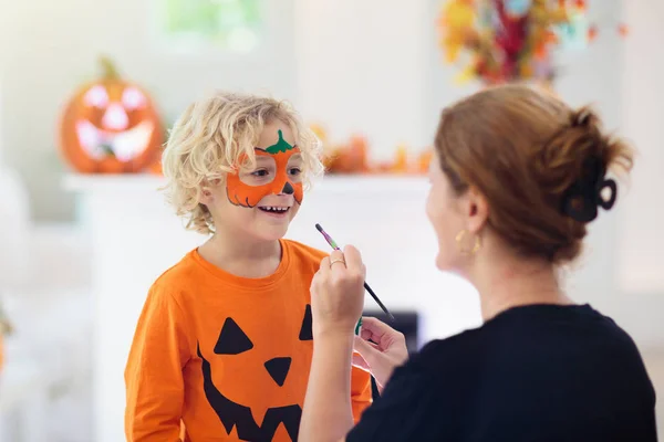 Kind im Halloween-Kostüm. Kinder austricksen oder behandeln. — Stockfoto