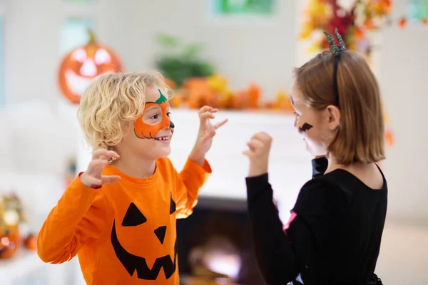 Barn i Halloween kostym. Barn trick or Treat. — Stockfoto