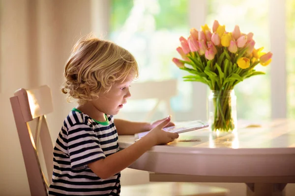 Kind met Tablet PC. Kinderen met computer. — Stockfoto