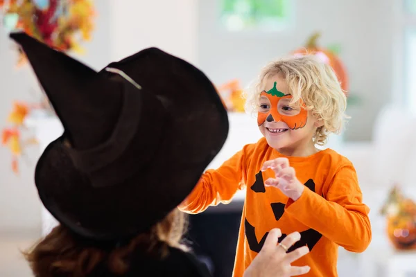 Дитина в костюмі Хеллоуїна. Діти обманюють або лікують . — стокове фото