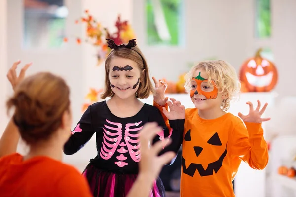 Niño disfrazado de Halloween. Truco o trato para niños . — Foto de Stock