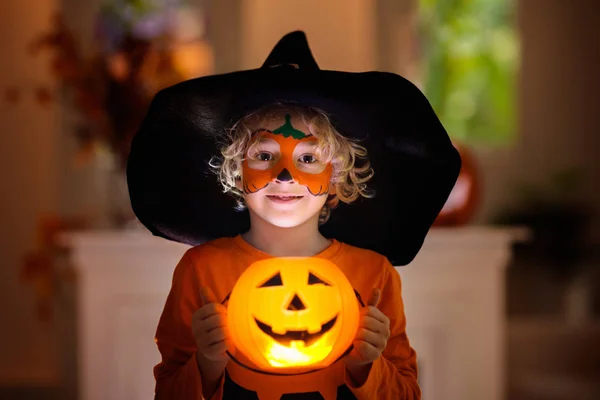Criança disfarçada de Halloween. Doces ou truques para crianças . — Fotografia de Stock