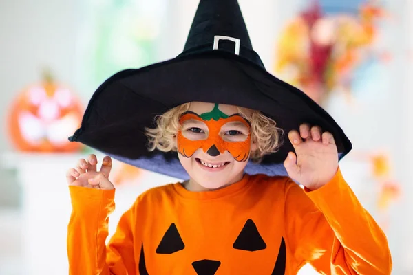 Dziecko w kostiumie Halloween. Dzieci sztuczka lub leczyć. — Zdjęcie stockowe