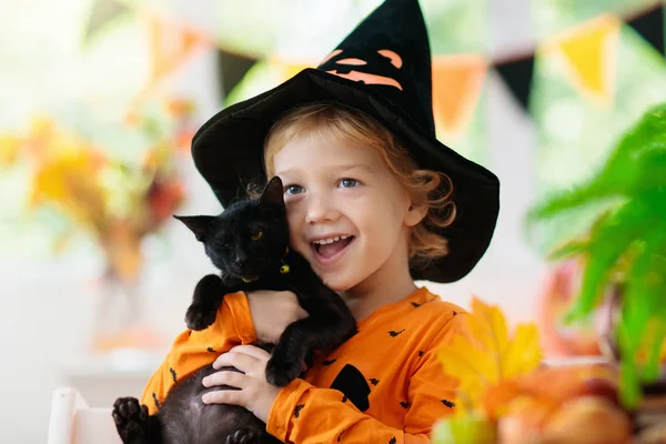 Cadılar Bayramı kostümlü çocuk. Çocuklar hile veya tedavi. — Stok fotoğraf