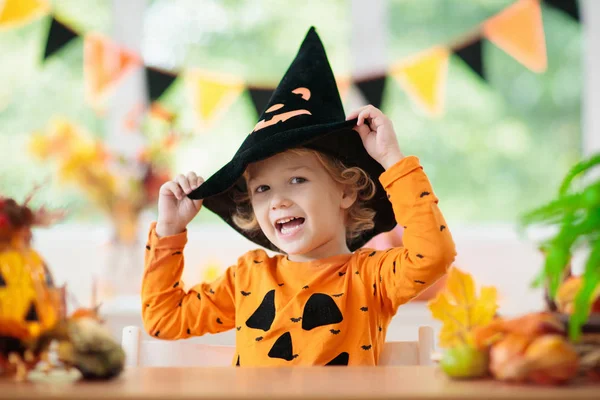 Kind im Halloween-Kostüm. Kinder austricksen oder behandeln. — Stockfoto