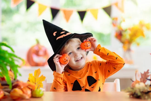 Cadılar Bayramı kostümlü çocuk. Çocuklar hile veya tedavi. — Stok fotoğraf