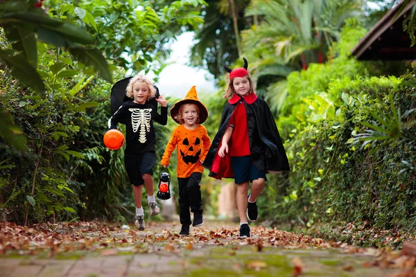 Çocuklar hile ya da tedavi. Çocuklar için Cadılar Bayramı eğlencesi. — Stok fotoğraf