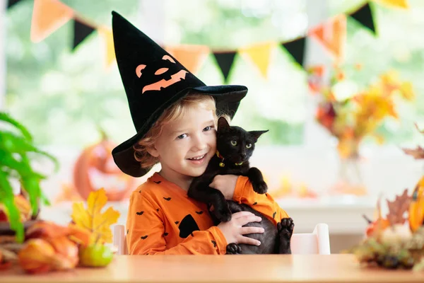 Ребенок в костюме Хэллоуина. Детские сладости . — стоковое фото