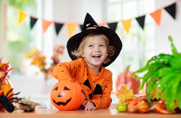 Criança disfarçada de Halloween. Doces ou truques para crianças . — Fotografia de Stock