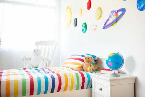 Chambre enfant avec décoration d'espace. Chambre enfant . Image En Vente