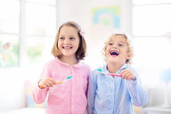 Kinder tanden poetsen. Kinderen met tandpasta, borstel. — Stockfoto