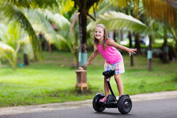 Barn på hover styrelse. Barnen rider scooter — Stockfoto