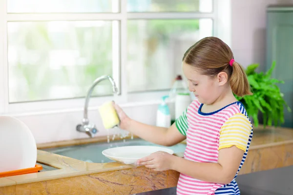 Niños lavando platos . — Foto de Stock