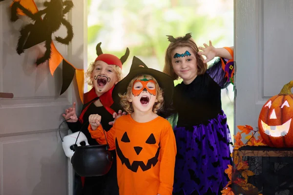 Çocuklar hile ya da tedavi. Halloween. Kapıda çocuk. — Stok fotoğraf