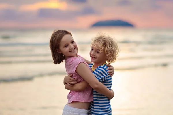 Kind spelen op oceaan strand. Kid op zonsondergang zee. — Stockfoto