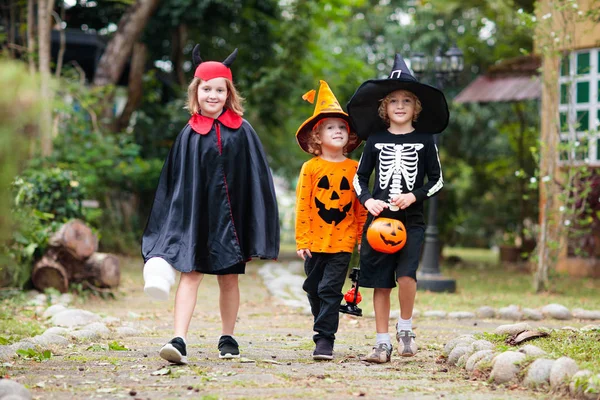 Dzieci sztuczka lub leczyć. Zabawa na Halloween dla dzieci. — Zdjęcie stockowe