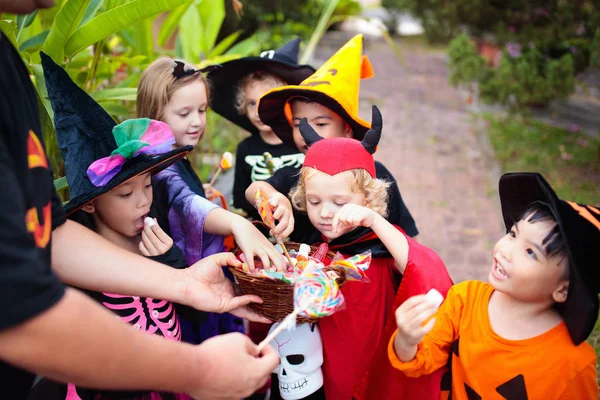 Los niños engañan o tratan. Halloween. Niño en la puerta . — Foto de Stock