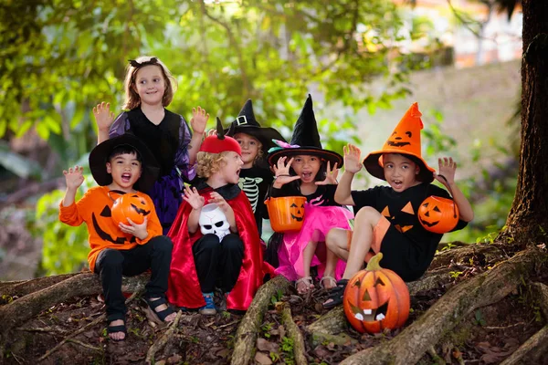 Çocuklar hile ya da tedavi. Çocuklar için Cadılar Bayramı eğlencesi. — Stok fotoğraf