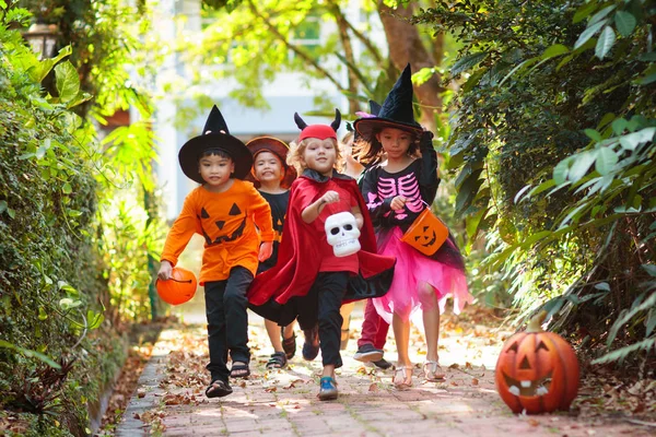 Los niños engañan o tratan. Diversión Halloween para niños . — Foto de Stock