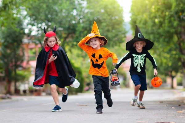 Kinderen Trick or Treat. Halloween Fun voor kinderen. — Stockfoto