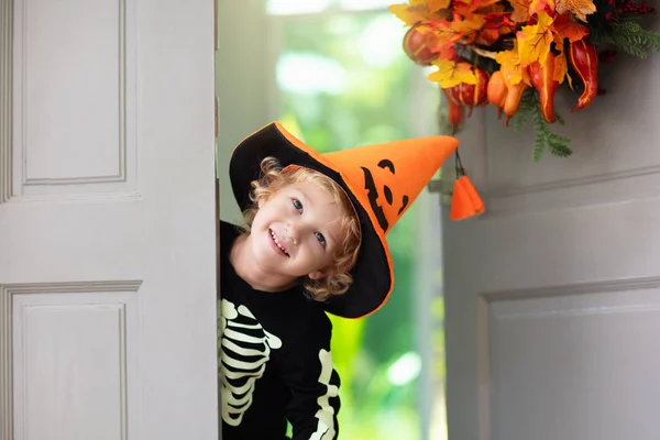 Trucs ou friandises. Halloween. Enfant à la porte . — Photo