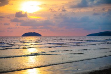 Tropik plajda gün batımı. Gün doğumuna kadar okyanus dalgaları.