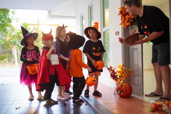 Los niños engañan o tratan. Halloween. Niño en la puerta . — Foto de Stock