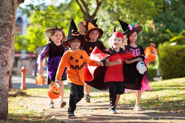 Dzieci sztuczka lub leczyć. Zabawa na Halloween dla dzieci. — Zdjęcie stockowe