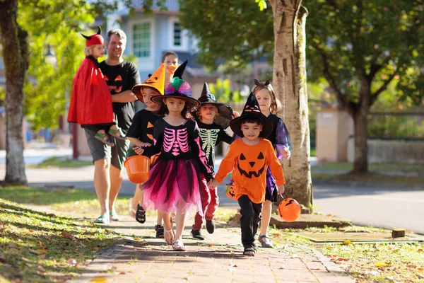 Dzieci sztuczka lub leczyć. Zabawa na Halloween dla dzieci. — Zdjęcie stockowe
