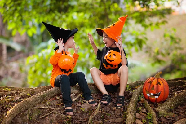 Asiático crianças com abóboras em trajes de Halloween . — Fotografia de Stock