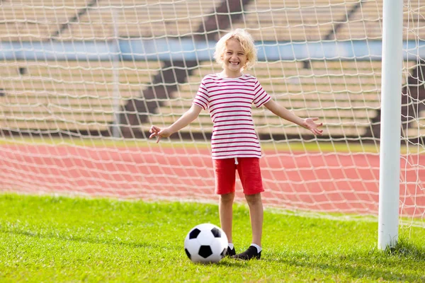 Kinderen spelen voetbal. Kind op voetbalveld. — Stockfoto