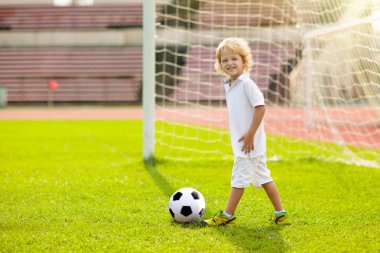 Çocuklar futbol oynar. Futbol sahasında çocuk.
