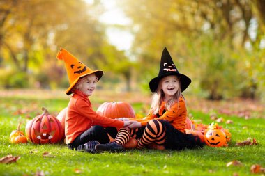 Cadılar Bayramı kostümleri kabaklar çocuklarla