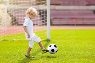 Çocuklar futbol oynar. Futbol sahasında çocuk.