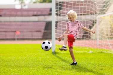 Çocuklar futbol oynar. Futbol sahasında çocuk.