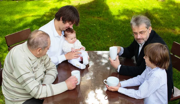 Familie samen. Grootvader, vader en kinderen. — Stockfoto
