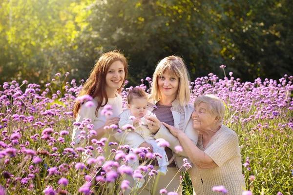 Nagymama, anya és a gyerekek. Család nemzedékei. — Stock Fotó