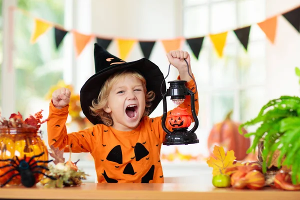 Bambino in costume di Halloween. Bambini dolcetto o scherzetto . — Foto Stock