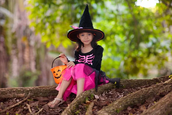 Niños con calabazas en disfraces de Halloween — Foto de Stock