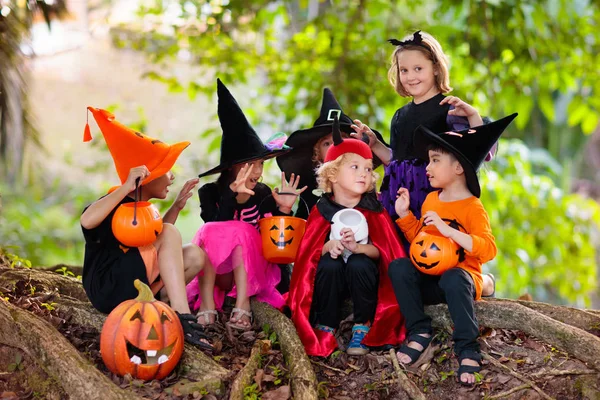 Los niños engañan o tratan. Diversión Halloween para niños . —  Fotos de Stock