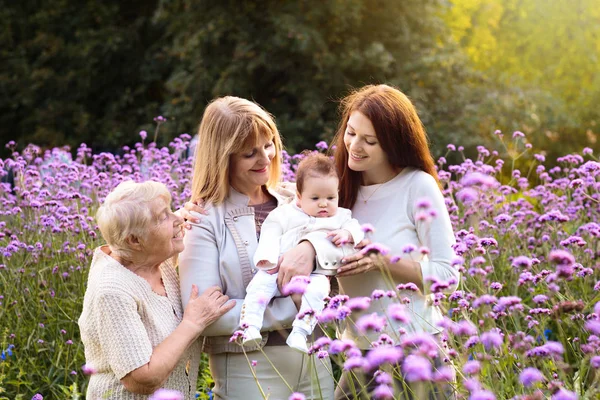 Abuela, madre e hijos. Generaciones familiares . — Foto de Stock