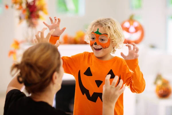 Gyermek a Halloween jelmez. Gyerekek fogás vagy élvezet. — Stock Fotó