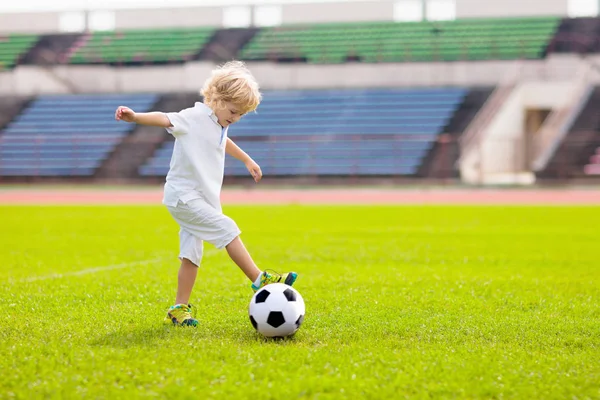 Kinder spielen Fußball. Kind auf Fußballplatz. — Stockfoto