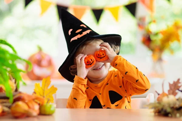 Kind im Halloween-Kostüm. Kinder austricksen oder behandeln. — Stockfoto