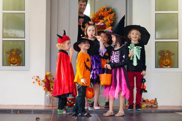 Kinder tricksen oder behandeln. Halloween. Kind vor der Tür. — Stockfoto