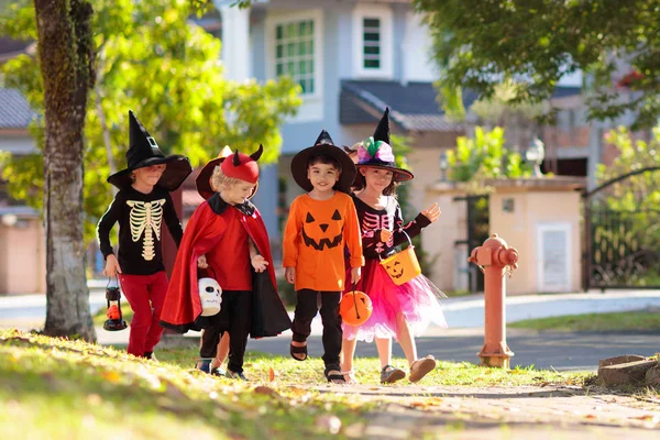 Kids fogás vagy élvezet. Halloween gyerekeknek szórakozás. — Stock Fotó
