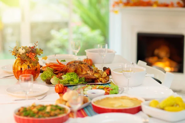 Thanksgiving-diner. Turkije tabel instelling. — Stockfoto